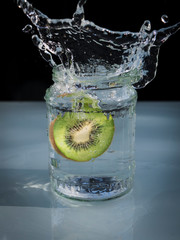 Kiwi tombant dans un verre d'eau