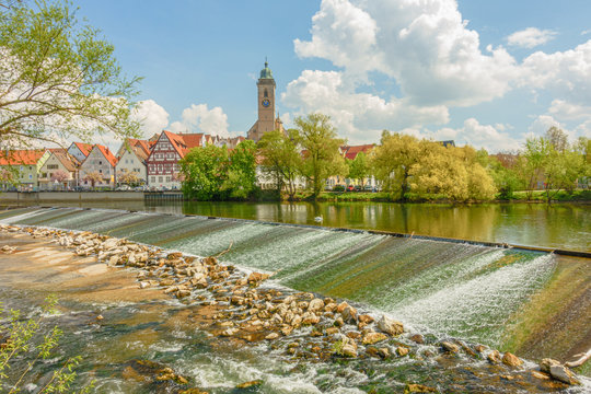 Malerische Stadtansicht von N&uuml;rtingen am Neckar, eine Station am Neckartalradweg im Neckartal