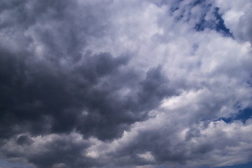 Himmel mit dramatischen Wolken