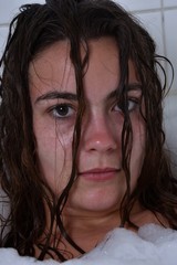 Portrait d'une jeune femme dans l'incompréhension
