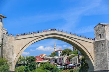 Cercles muraux Stari Most MOSTAR, BOSNIA HERZEGOVINA - 2017 AUGUST 16. The Old Bridge joins east and west Mostar and for many, tells a story of hope and reconciliation after the battle.
