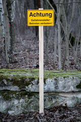 ein Hinweisschild mit der Aufschrift 