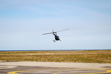Ein Helikopter an, über den Landeplatz für Hubschrauber
