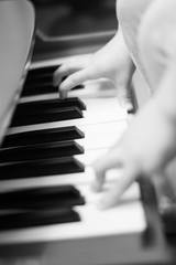 Obraz premium Bambini suonano pianoforte