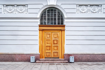 Entrance doors with an arch.