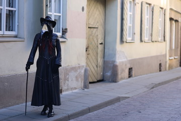 Fototapeta na wymiar Costume plague doctor in the city streets