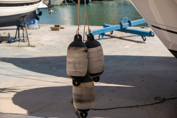 Fender hängen von einem Boot herunter Trockendock in Spanien