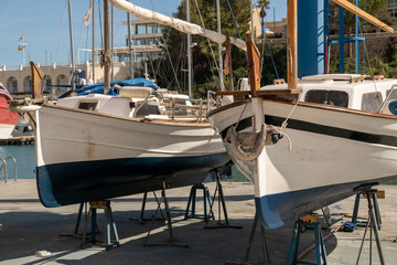 Fototapeta premium Boote im Trockendock warten auf einen frischen Anstrich in einem Spanischen Hafen