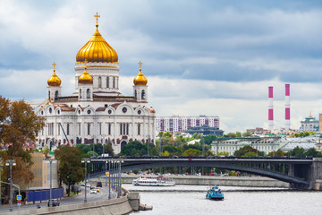 Fototapeta premium General view on a Cathedral of Christ the Savior and Bolshoy Kamenny Bridge