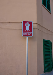 Hinweisschild f&uuml;r einen Hydranten in einem Dorf in Spanien