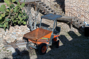 kleines rostiges Baufahrzeug in einem Spanischen Hinterhof