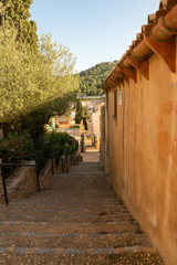 Enge Gasse mit einer Treppe in einem alten Spanischen Dorf