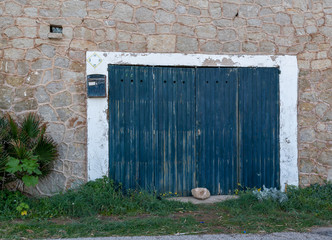 altes Garagentor in einem Dorf in Spanien