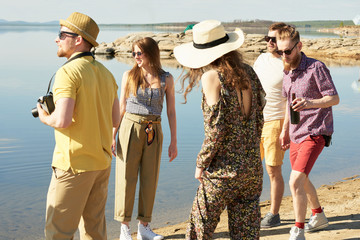 Naklejka premium Friends Having Summer Photoshoot