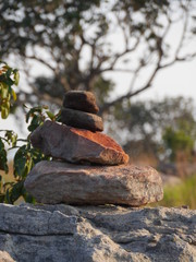 Ein kleiner Steinturm in der Steppe von Afrika