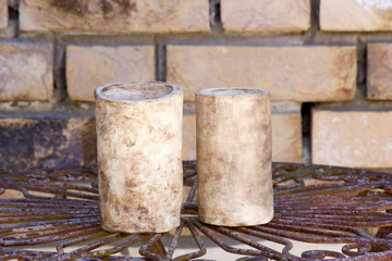 Naklejka premium clay pots on a metal table