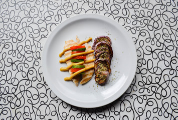 Pollo a la plancha con vegetales, mostaza y condimentos
