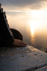 Fototapeta na wymiar dettagli al tramonto su una mano isola d'elba