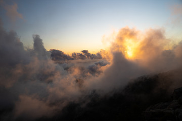 Obraz na płótnie Canvas tramonto in mezzo alle nubi isola d'elba
