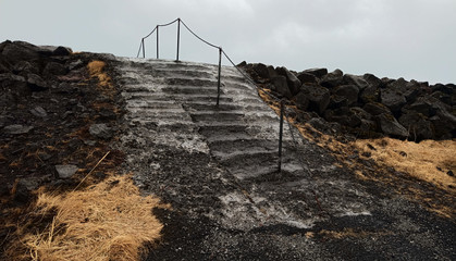 zniszczone schody przez fale oceanu © Rafal