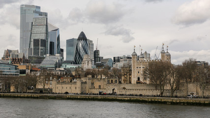 Fototapeta na wymiar Vista de la ciudad y la Torre de Londres desde el puente sobre el Támesis