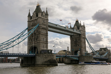Fototapeta na wymiar Visita al Puente de la Torre de Londres