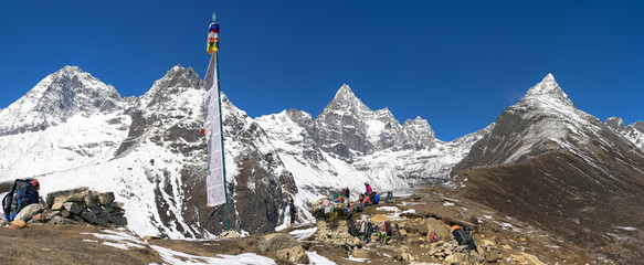 Hikers near village Machermo 4470m . Khumbu region of Nepal. It lies in the Dudh Kosi River valley just north of Dole and south of Gokyo. - obrazy, fototapety, plakaty
