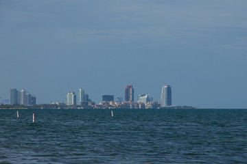 Naklejka premium Vista de la ciudad con edificios altos desde el mar
