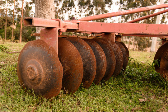 Arado de disco para agricultura, arado enferrujado. Disco de arado enferrujado utilizado para arar o solo tornando-o adequado para receber a planta&ccedil;&atilde;o.