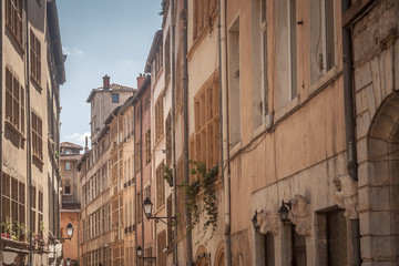 Fototapeta premium Typical narrow street of the Vieux Lyon (old Lyon) on the Presqu'ile district with its traditional architecture during a sunny summer afternoon. Lyon is the seccond biggest city of France
