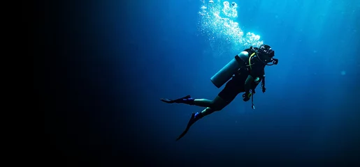 Crédence de cuisine en verre imprimé Best-sellers Sport Femme plongée sous-marine dans la bannière de la mer d& 39 un bleu profond sur fond noir