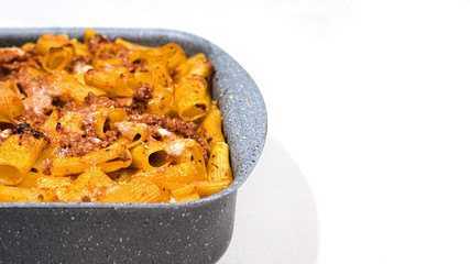 Preparazione di una tradizionale pasta al forno preparata in casa