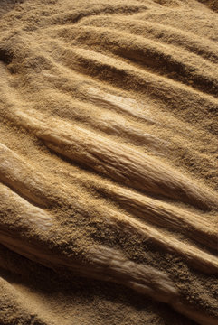 日本の伝統食品,タクアン漬け,干し上がった大根に糠と塩を入れる