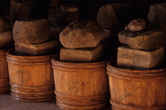 日本の伝統食品,タクアン漬け,熟成中の樽