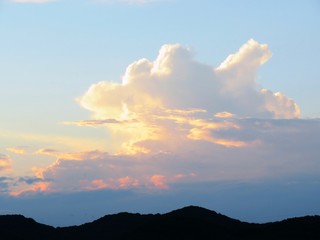 日本の田舎の風景　6月　初夏の夕暮れの雲