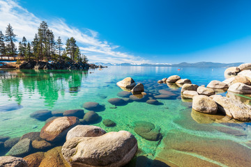 Rivage rocheux du lac Tahoe en journée ensoleillée, plage avec ciel bleu au-dessus de l& 39 eau claire et transparente