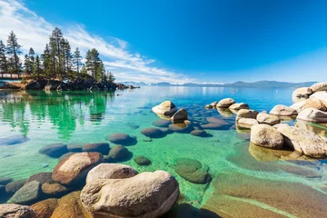 Fototapete Berge Lake Tahoe felsige Küste an sonnigen Tagen, Strand mit blauem Himmel über klarem, transparentem Wasser