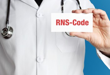 RNS-Code. Arzt im Kittel hält Visitenkarte hoch. Der Begriff RNS-Code steht im Schild. Symbol für...