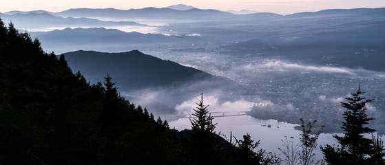 朝もやの中の街