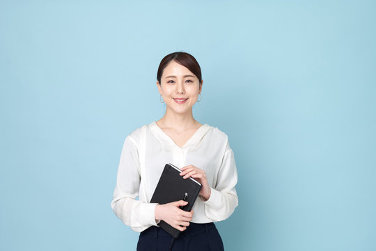 手帳を持っているビジネスウーマン