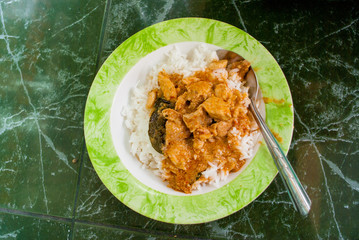 タイのローカルで定番の【おかず乗せごはん】