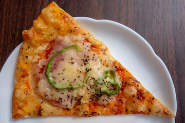 白い皿の上のピザパン