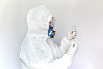 防護服、ゴーグル、マスク、手袋を身につけた感染対策の医療従事者。