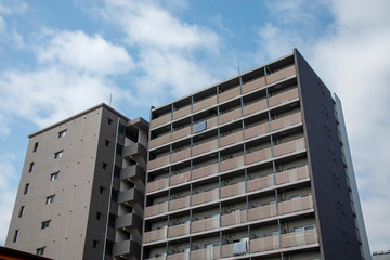 Fototapeta premium 晴れた日のマンションのある風景