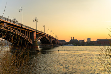 Die Theodor-Heuss-Brücke ragt im Sonnenuntergang in die mainzer Skyline