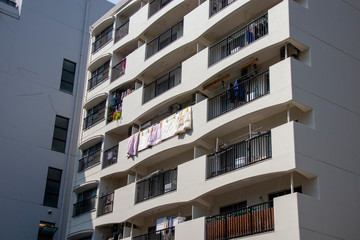 Fototapeta premium 晴れた日のマンションのある風景