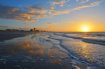 Naklejka premium Zachód słońca nad Morzem Północnym plaży Oostende (Ostenda w języku angielskim) i jego panoramę, Belgia.