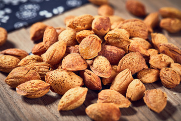 Put the peeled almonds on the tablecloth