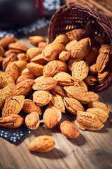 Put the peeled almonds on the tablecloth