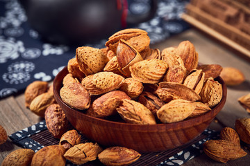 Put the peeled almonds on the tablecloth